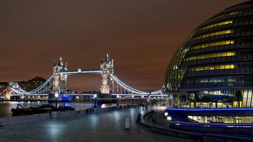 El ayuntamiento, a la derecha, con el Tower Bridge al fondo