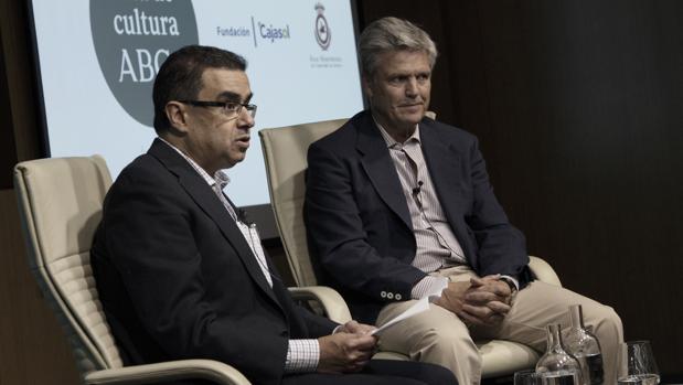 Juan Antonio Ruiz Espartaco y Paco Robles, en la sala Antonio Machado de la sede de la Fundación Cajasol