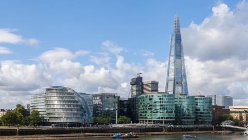 Vista del rascacielos The Shard junto al ayuntamiento