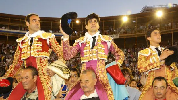 Ponce, López Simón y Roca Rey salen a hombros