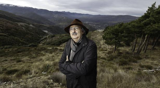 Antonio Colinas, autor de «Memorias del estanque», en la Sierra de la Braña (Palencia)