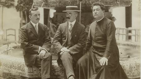 De izquierda a derecha, el arquitecto Antonio Palacios, Sileno y el padre Félix Granda