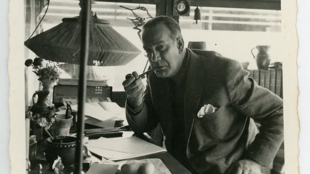 Camilo José Cela, fumando pipa en su estudio de la casa José Villalonga (1964)