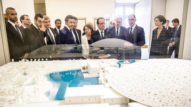 Las autoridades observan una maqueta del Louvre Abu Dabi