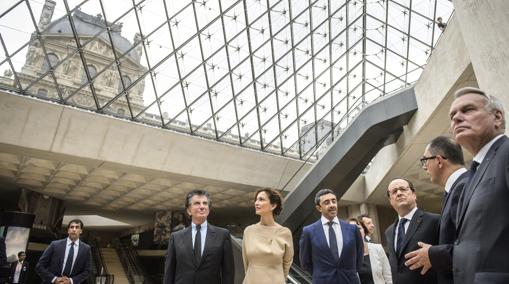 François Hollande, junto al jeque Abdalá bin Zayed al Nahyan, Audrey Azoulay , Jean-Marc Ayrault y Jean-Luc Martinez, hoy en el Louvre