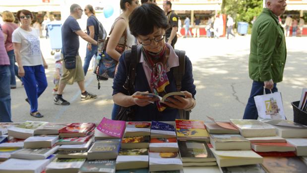 Una lectora, en una de las casetas de la última edición de la Feria del Libro de Madrid