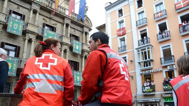 350 voluntarios de Cruz Roja trabajan en Sanfermines y 120 de ellos lo hacen en el encierro de cada día