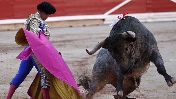 Alberto Aguilar recibe con el capote al tercer toro