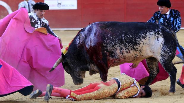 Víctor Barrio, en el momento de la cornada sufrida en Teruel