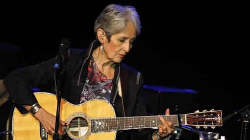 La cantante Joan Baez en un concierto en Burgos