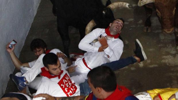 Un herido grave en el cuarto encierro de los sanfermines por una cornada en el cuello