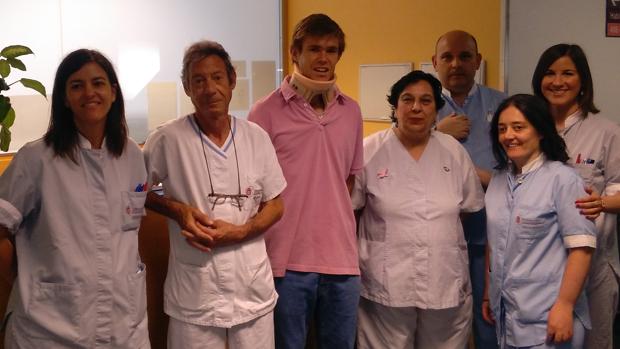 El torero, con el equipo médico que le ha atendido