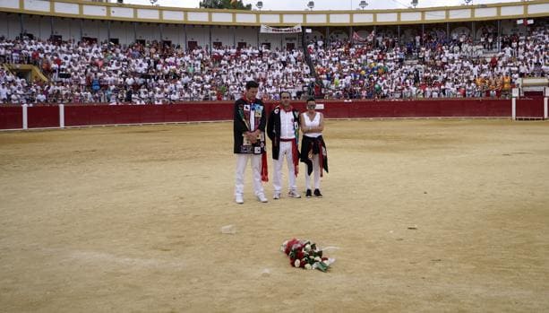 La plaza de toros de Teruel, durante el minuto de silencio en honor a Víctor Barrio