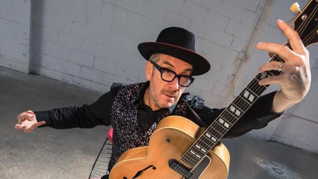 Elvis Costello, siempre con su guitarra a cuestas