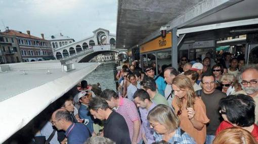 Personas accediendo al vaporetto