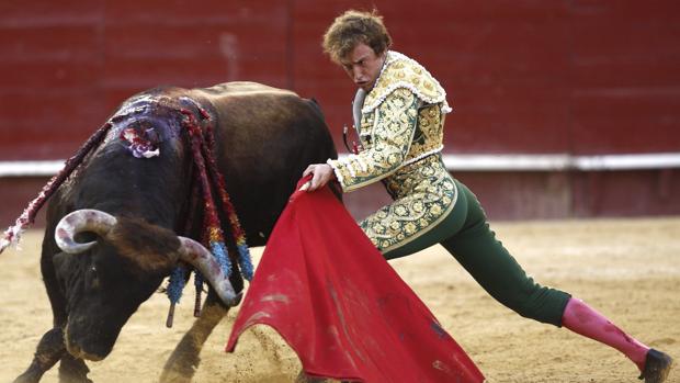 Román se dobla con el remiendo de Luis Algarra, premiado con la vuelta al ruedo y en el que se ganó la puerta grande