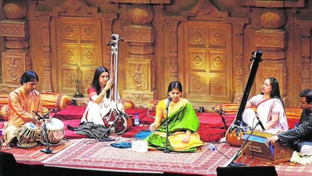 Los Mishra, una familia de músicos indios, durante un concierto