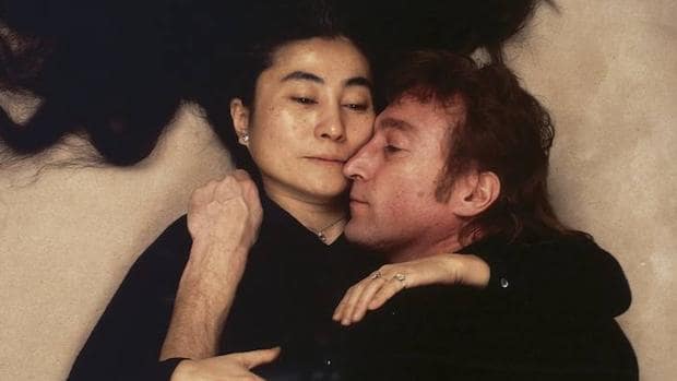 Yoko Ono junto a John Lennon en una fotografía de 1980
