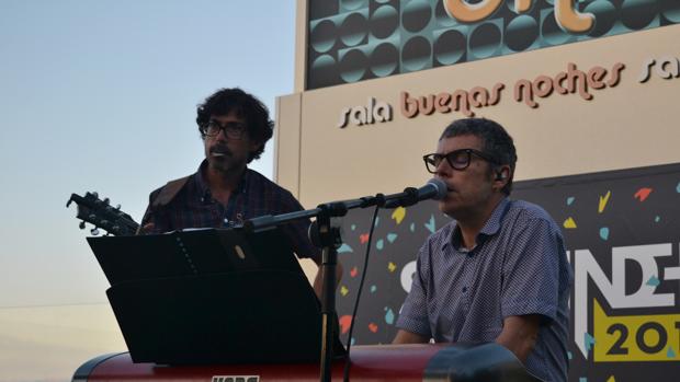 Amaro e Iván Ferreiro en la terraza BSN de Santander