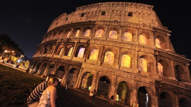 Vista nocturna del Coliseo romano