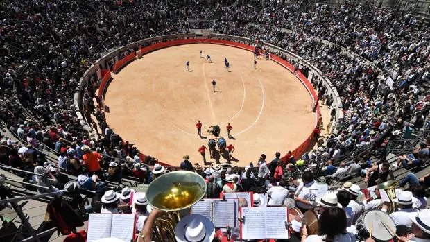 Celebración de una corrida de toros en la plaza de Nimes en Francia