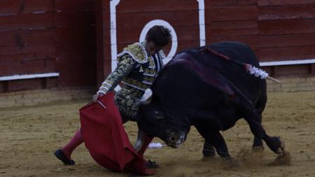 El Juli se dobla con el toro