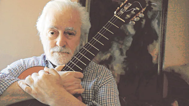 Manolo Sanlúcar, con su inseparable guitarra, en su casa durante la entrevista