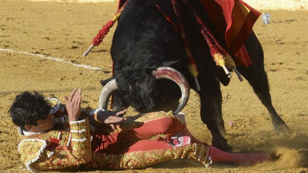 López Simón, a merced del tercer toro, al que cortó dos orejas