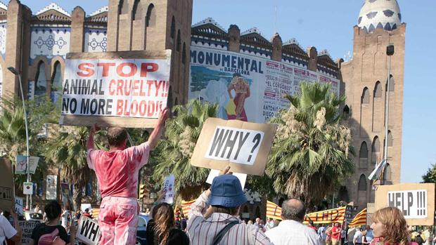 Antitaurinos frente a taurinos en las puertas de la Monumental de Barcelona