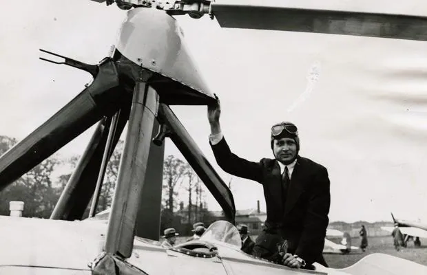 Juan de la Cierva posa, en abril de 1933, junto a su autogiro en el Hanworth Air Park de Inglaterra