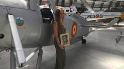 Laura de la Cierva, junto al C.30, en el Museo del Aire de Madrid con un retrato de su bisabuelo