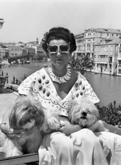 Peggy Guggenheim junto a una obra de arte