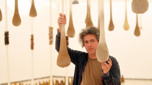 Ernesto Neto, con una de sus instalaciones