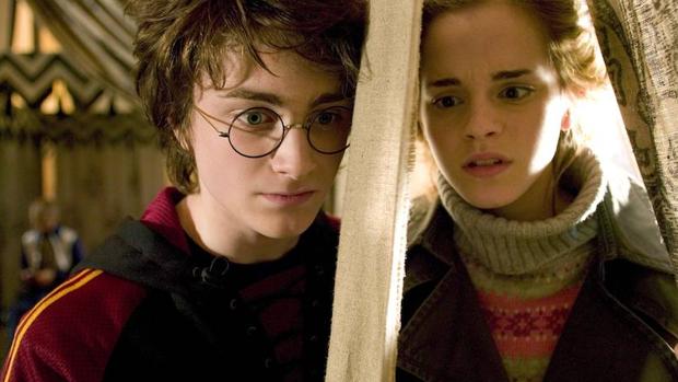 Daniel Radcliffe y Emma Watson interpretando a los magos Harry Potter y Hermione Granger