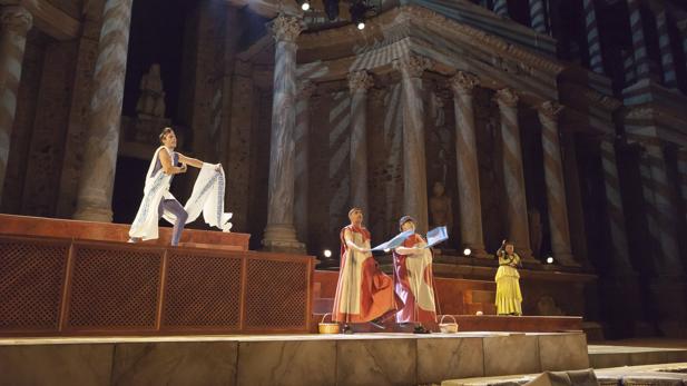 Escena de «Los Pelópidas» en el Festival de Teatro de Mérida