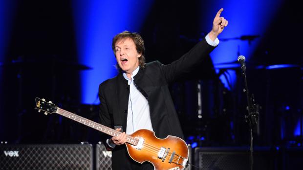 Paul McCartney durante una actuación en París