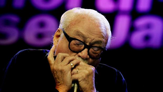 Toots Thielemans en un concierto en 2005