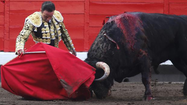 Enrique Ponce se dobla con el primer toro