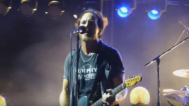 El vocalista de Pearl Jam detiene un concierto por una agresión a una mujer