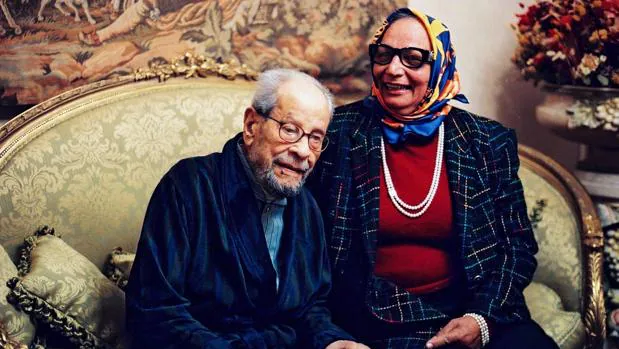 Naguib Mahfouz, en su casa de El Cairo junto a su mujer