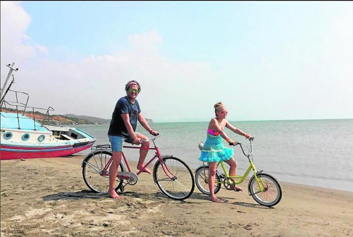  Carlos Vives y Shakira en bicicleta