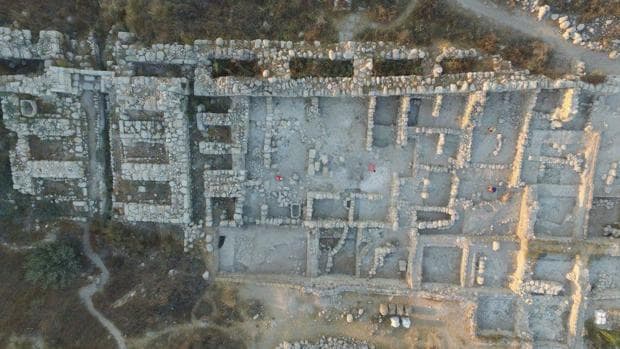 Vista aérea de los restos del palacio hallado en la antigua Gézer (Israel)