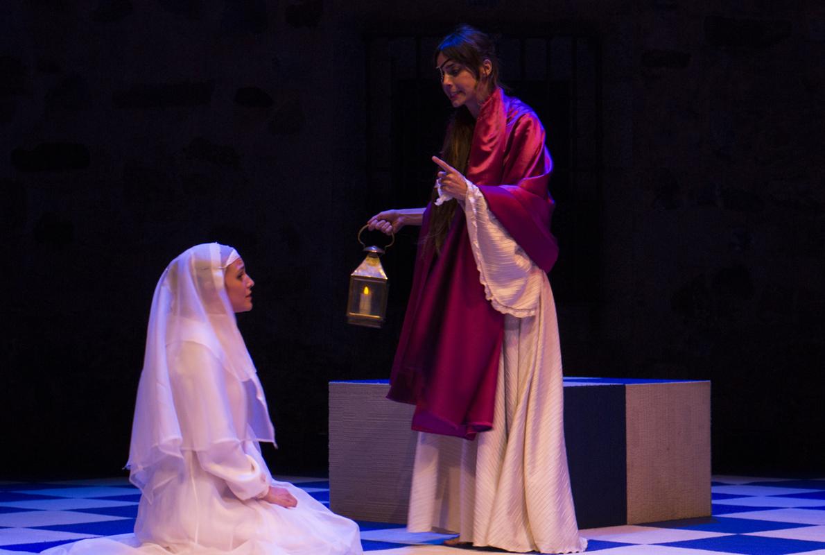 Elisa Mouliaá e Irene Arcos, en una escena de la funcion