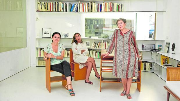 La veterana galerista Elvira González (a la derecha) y sus hijas