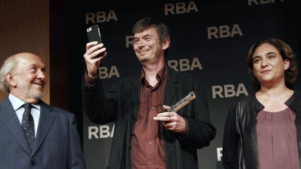 Ian Rankin, fotografiando al público tras recoger el galardón