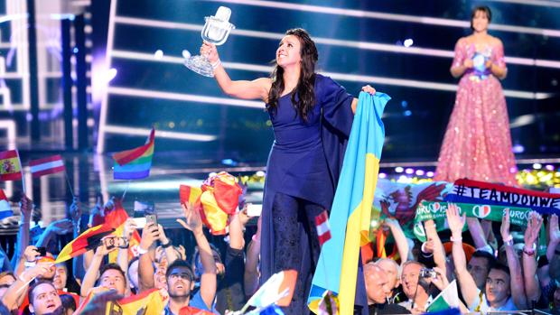 La cantante ucraniana Jamala recoge el galardón de Eurovisión, en la pasada edición