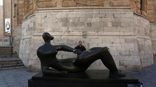 Las esculturas de Henry Moore llenan la plaza de la Catedral de Cádiz