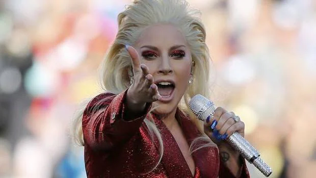 Lady Gaga interpretando el himno americano antes de la Super Bowl 2016