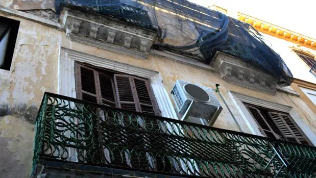 Los balcones de la casa, ubicada en la sevillana calle Acetres, están protegidos con redes para prevenir posibles desprendimientos de cascotes