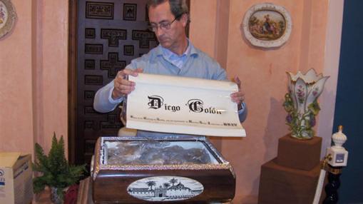 Ramón Ballesta cierra la urna con los restos de Diego Colón